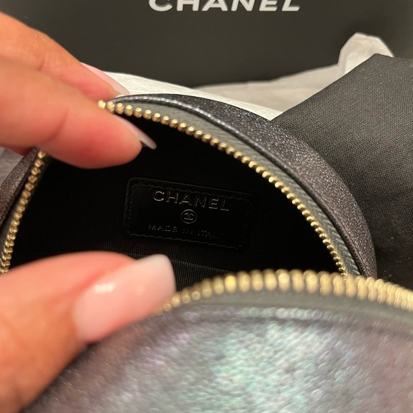 CHANEL Round Quilted Clutch Mini - Picture 6 of 10